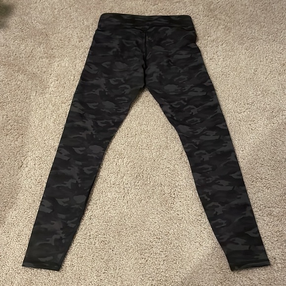 Fabletics Black Camo Leggings EUC - Picture 4 of 7